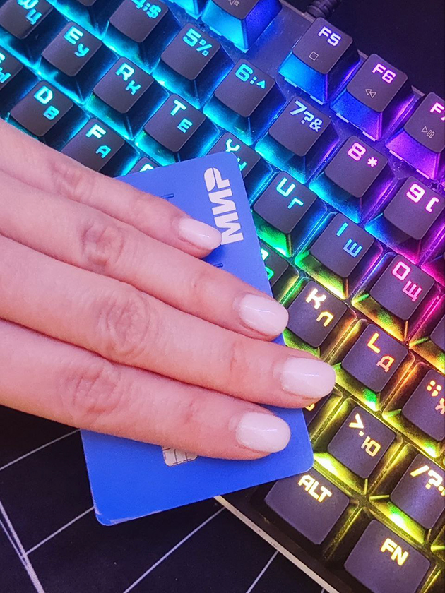 Например, при платежах все реквизиты карты можно прикрыть рукой