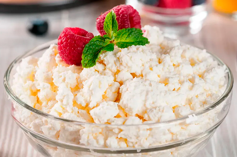 Полкило зернистого творога, полученного путем микробной ферментации. © coolclever.ru