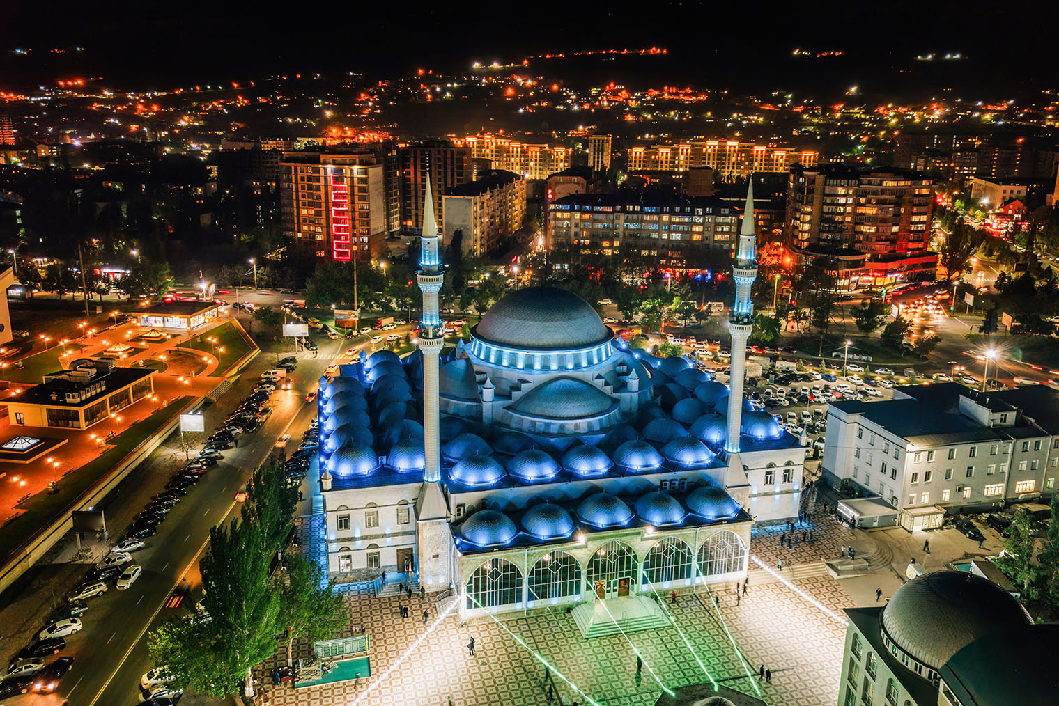 Махачкалинская и стамбульская мечети похожи наличием большого купола по центру и маленьких — по периметру. Высота минаретов в Махачкале — 42 метра. Фотография: Vladimir Mulder / Shutterstock
