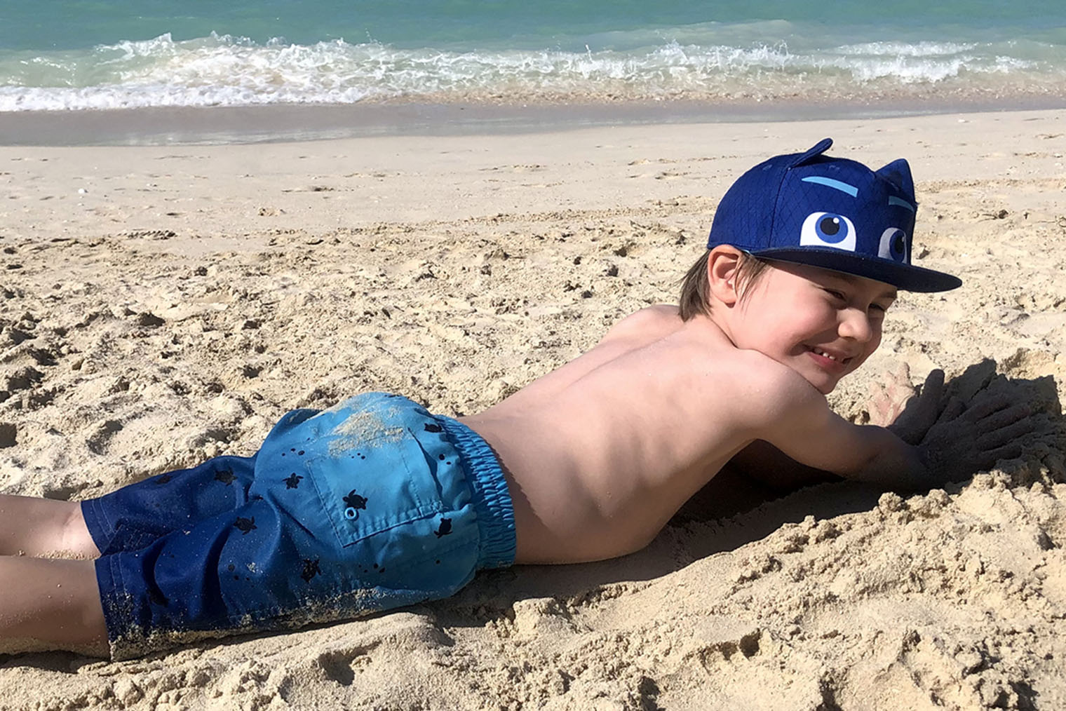 Сын Ваня наслаждается пляжем «Дубай Марина»