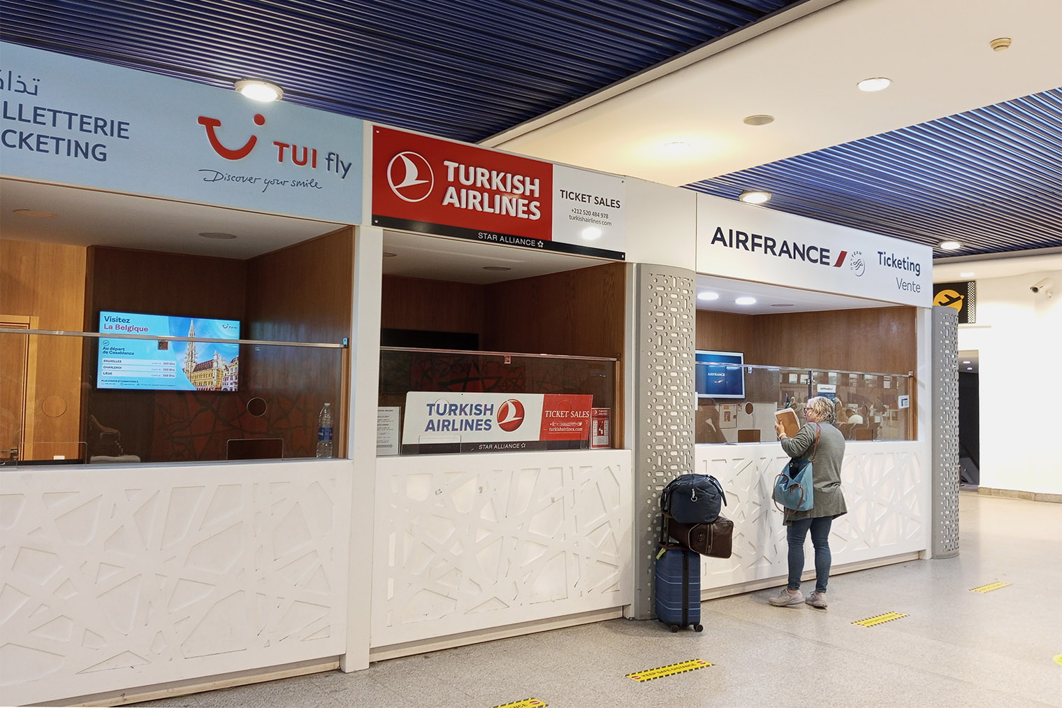 Кассы по продаже билетов в зале вылета во втором терминале аэропорта Касабланки, Марокко. Обычно на указателях они обозначены как Ticket Office