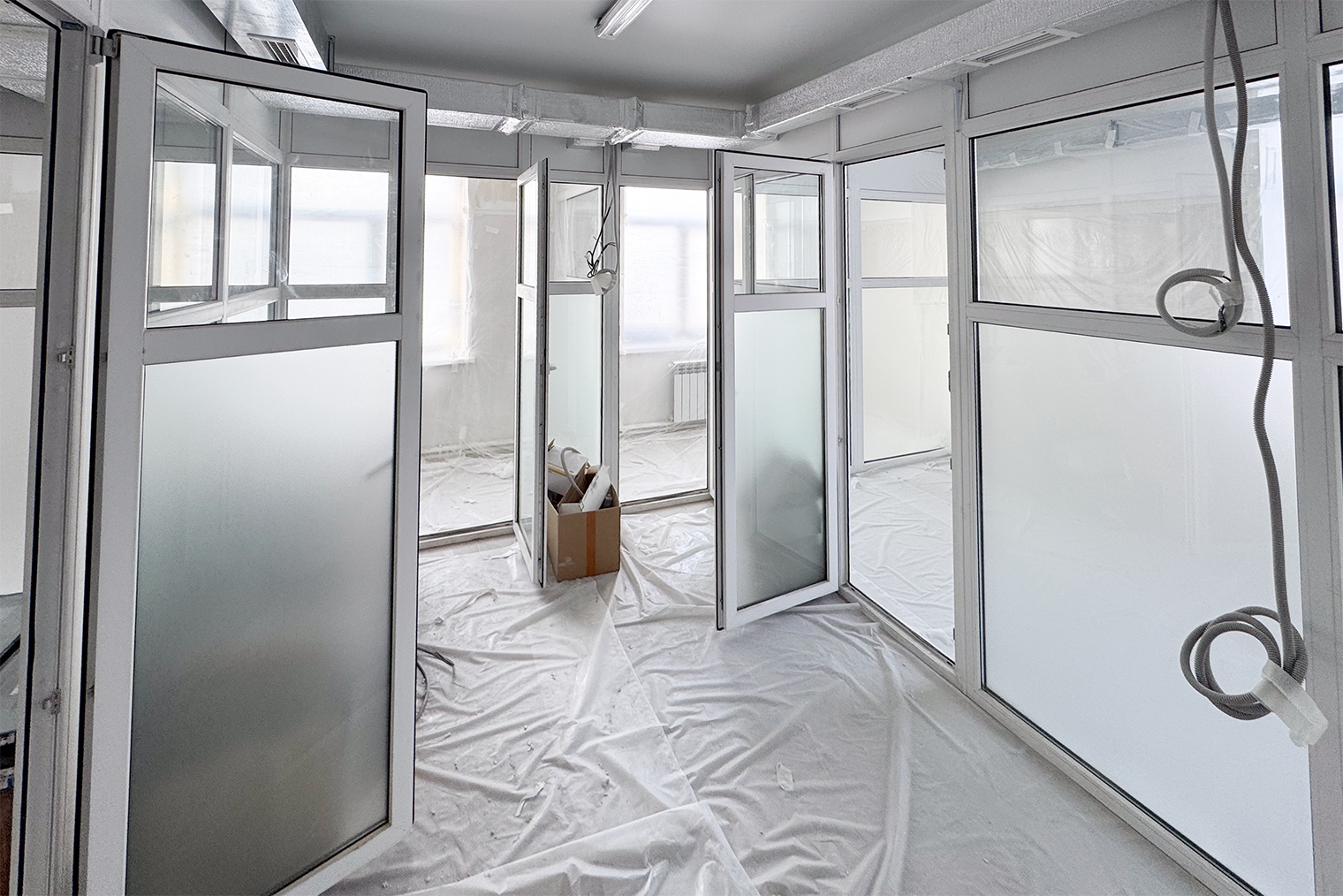 Блок здоровых кошек в новом приюте. Здесь они будут жить в просторных комнатах по 3—5 особей вне вольеров и клеток