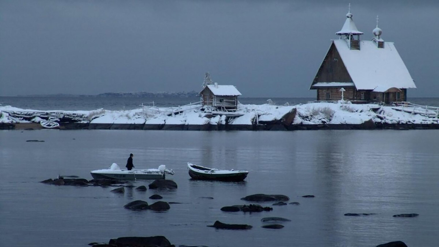В поселке Рабочеостровск на берегу Белого моря специально построили локации для фильма «Остров». Кадр: «Студия Павла Лунгина»