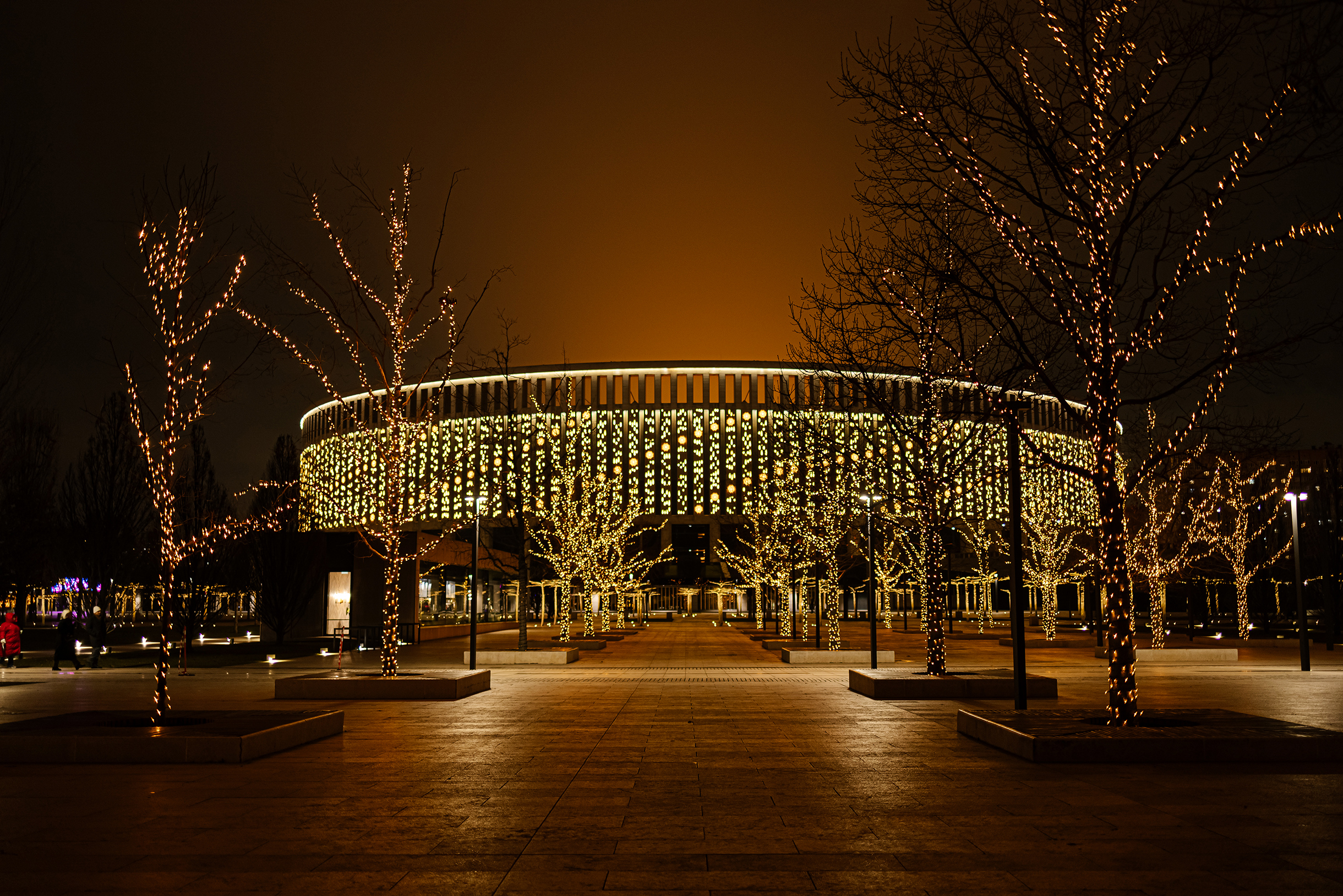 Футбольный стадион в парке «Краснодар» в этом году впервые украсили динамической подсветкой. Свечение видно из ближайших районов города