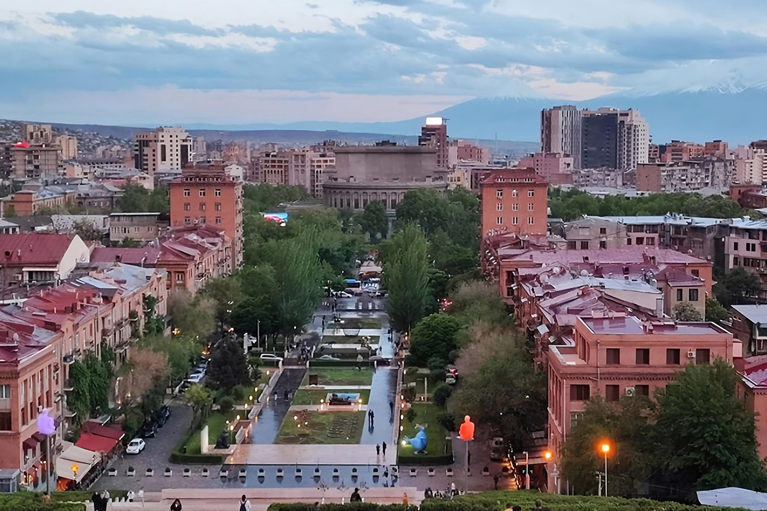 Еревану 2805 лет, он считается одним из древнейших городов мира. Ереван расположен в Араратской долине. Прямо из города открывается отличный вид на главный символ страны — гору Арарат