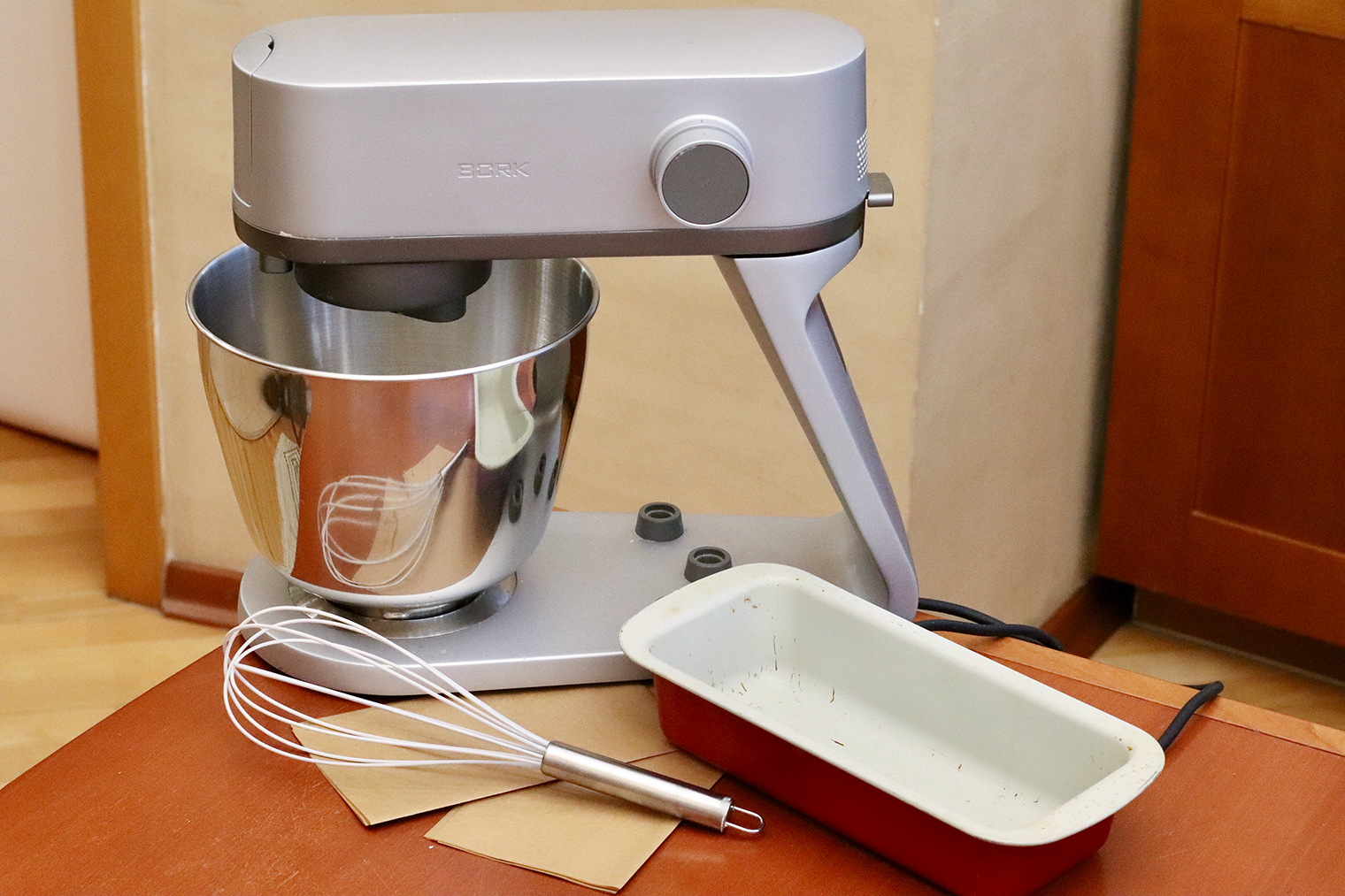 Из инвентаря понадобится форма для запекания 20 × 25 см, венчик или миксер, пергаментная бумага