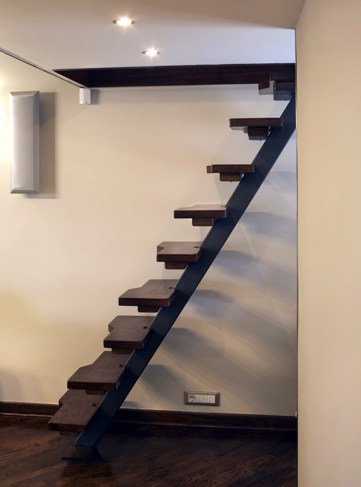 Часто у лестниц без перил есть металлическая основа, на которой держатся ступеньки. Фотография: FOTOGRAFIA INC. / Getty Images