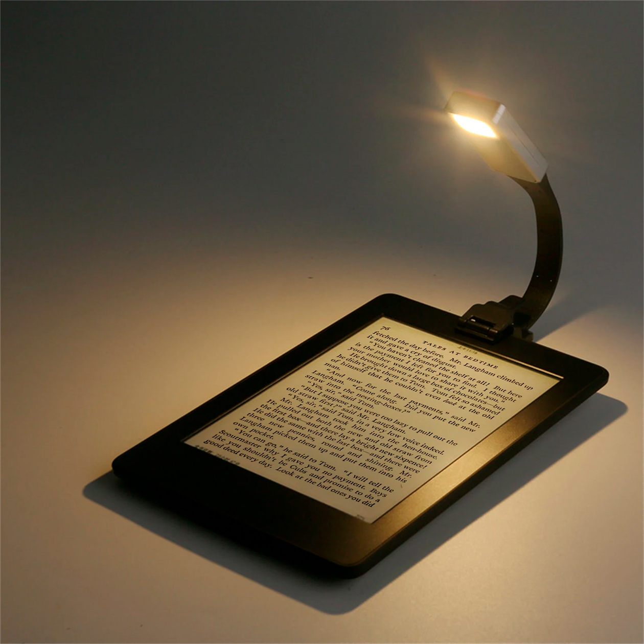 Раньше для подсветки электронных книг использовались специальные фонарики. Они популярны до сих пор. © aliexpress.ru