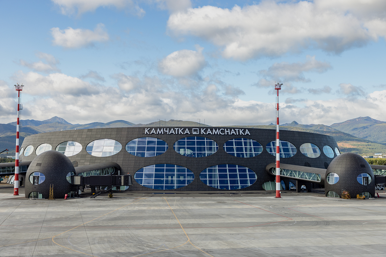 Новый терминал аэропорта заработал в 2025 году. На фоне вулканов он выглядит как летающая тарелка или какой-то еще космический объект. © пресс-служба аэропорта Елизово