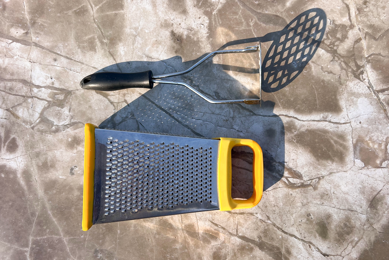 Из инвентаря понадобится мелкая терка и пресс для картошки