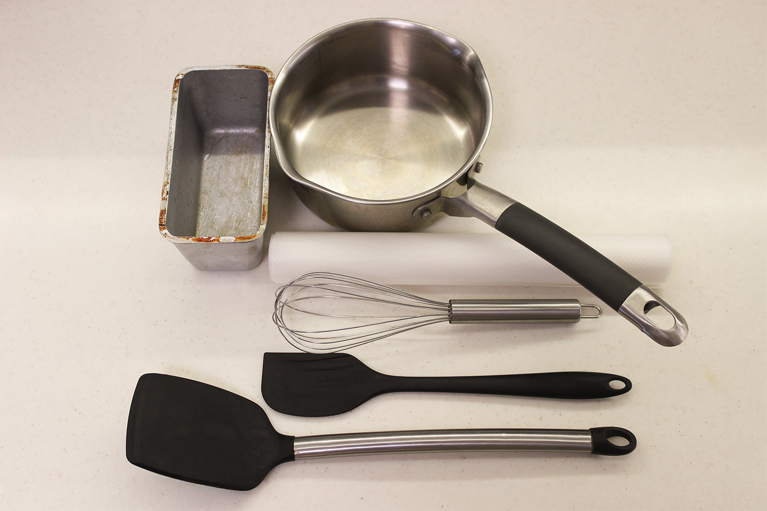 Из инвентаря понадобится сотейник, бумага для выпечки, венчик и кулинарные лопатки. Берите крепкие, чтобы насадка не отвалилась, когда надо будет мешать плотную массу. Собирать шербет будем в форме для выпечки — у меня форма для хлеба Л⁠-⁠12 размером 160 × 80 × 75 мм. За кадром осталась кастрюля, в которой я готовила помадку