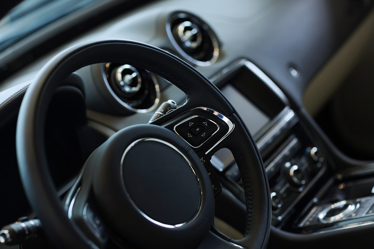 Кнопка штатного звукового сигнального прибора, или гудка, — обычно в центре рулевого колеса. Источник: Sergey Nivens / Shutterstock / FOTODOM