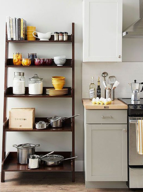 Чтобы открытый стеллаж на кухне смотрелся стильно, придется подумать над посудой: она не должна быть разнородной. Источник: pinterest.ru
