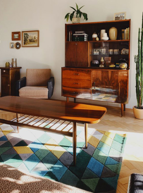 Сочетание советской мебели и таких же элементов декора сделает квартиру не старомодной, а уютной. Источник: pinterest.ru