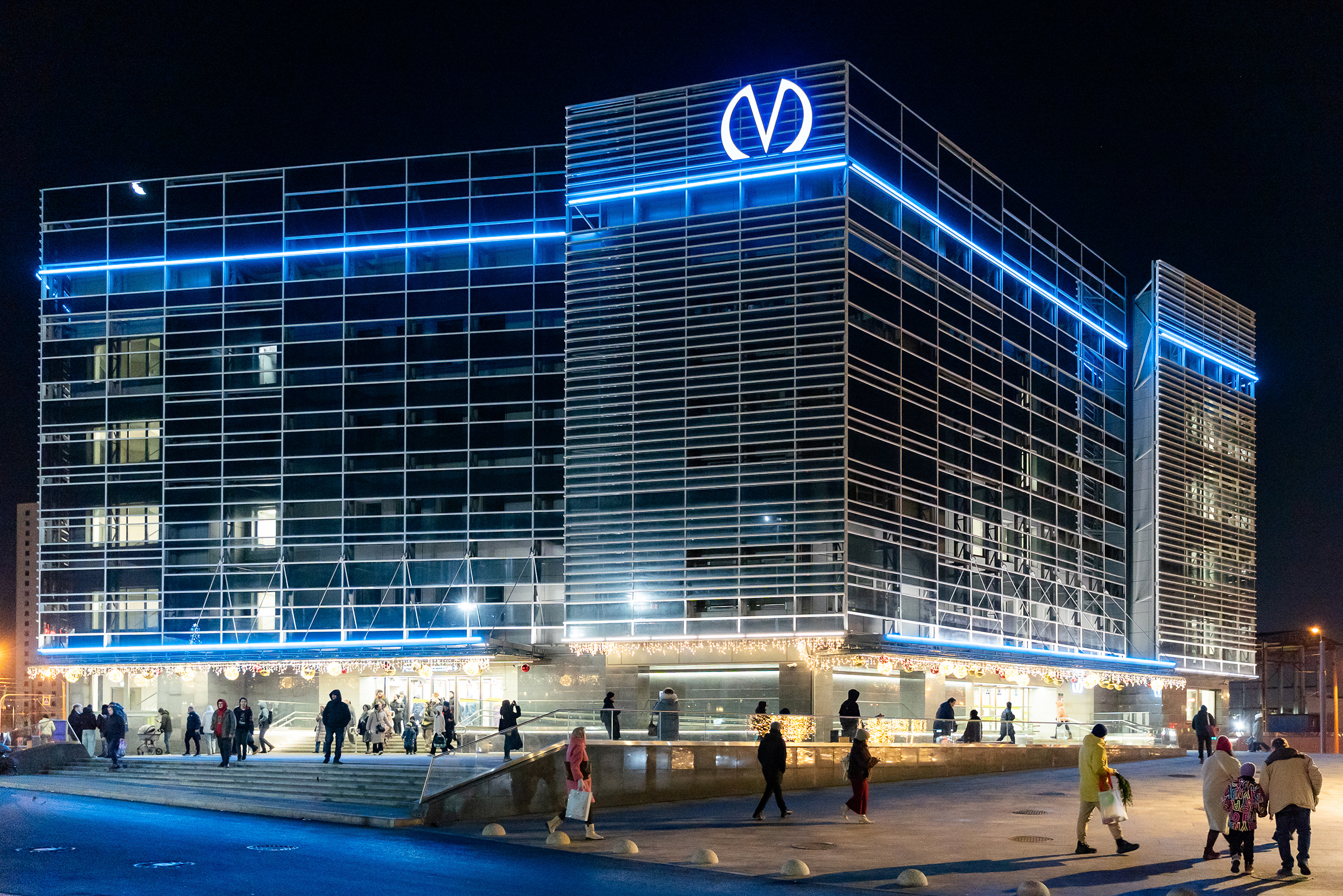 Вестибюль «Юго-Западной» расположен на пересечении проспекта Маршала Жукова и улицы Маршала Казакова