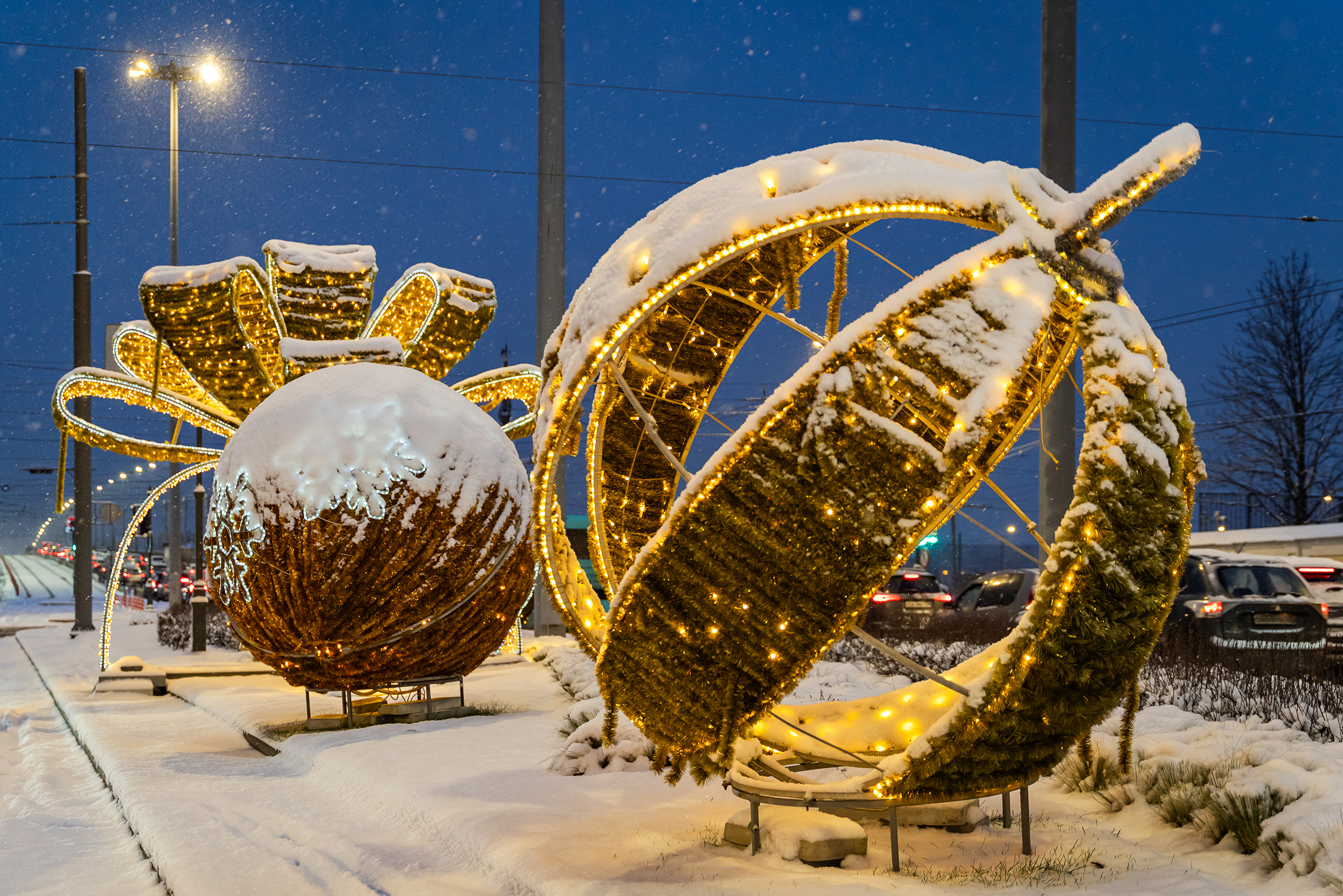 На площади Александра Невского установили несколько елочных шаров и подарок