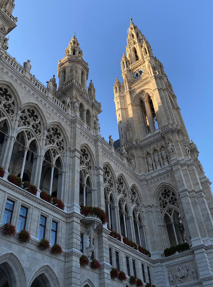 Венская ратуша — одна из достопримечательностей города. Большинство столичных зданий построены в готическом стиле