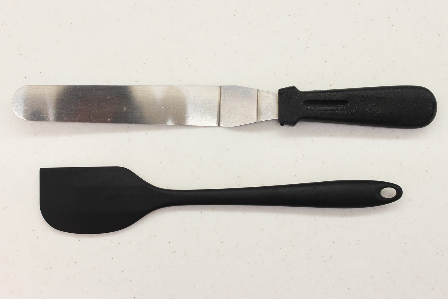 Из инвентаря понадобится лопатка и кулинарный шпатель — его можно заменить широким ножом