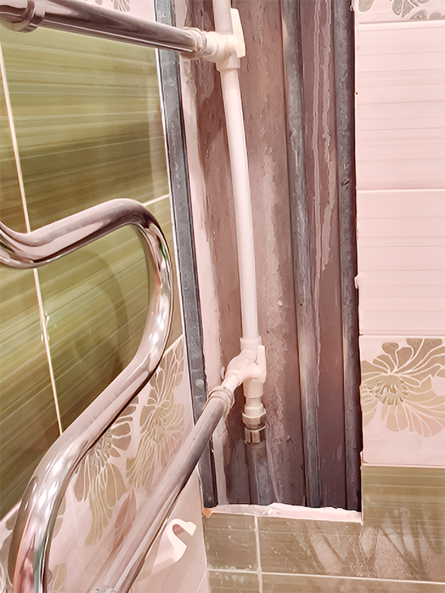 Эту вставку из полипропилена нужно заменить на металл