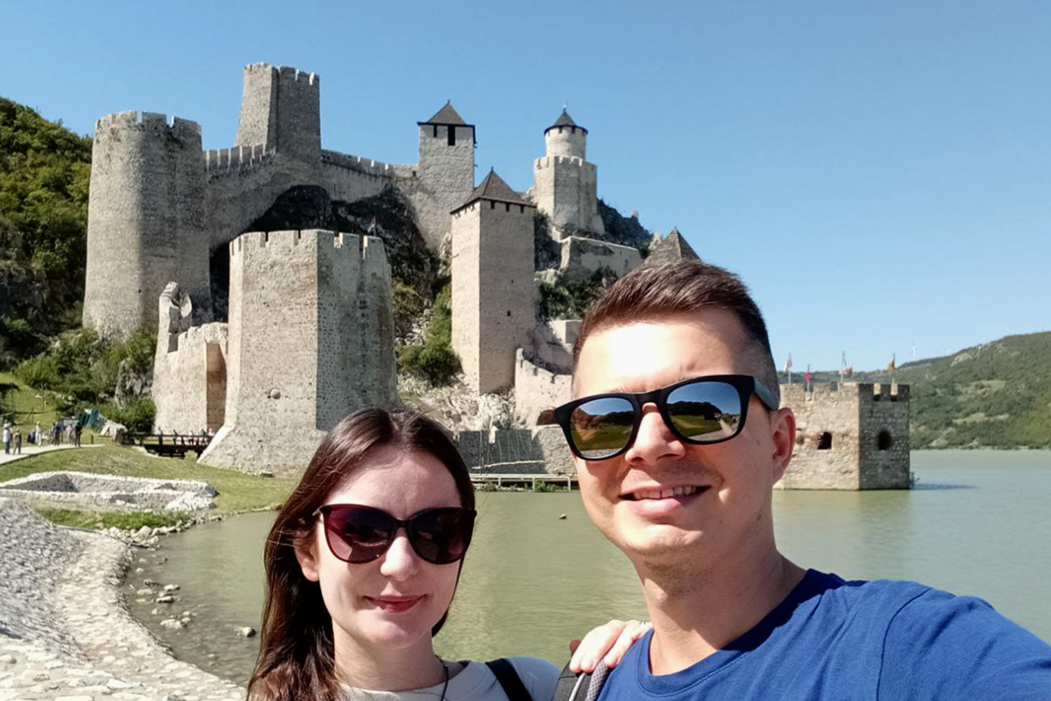 Это мы с мужем у Голубацкой крепости — известной в Сербии достопримечательности