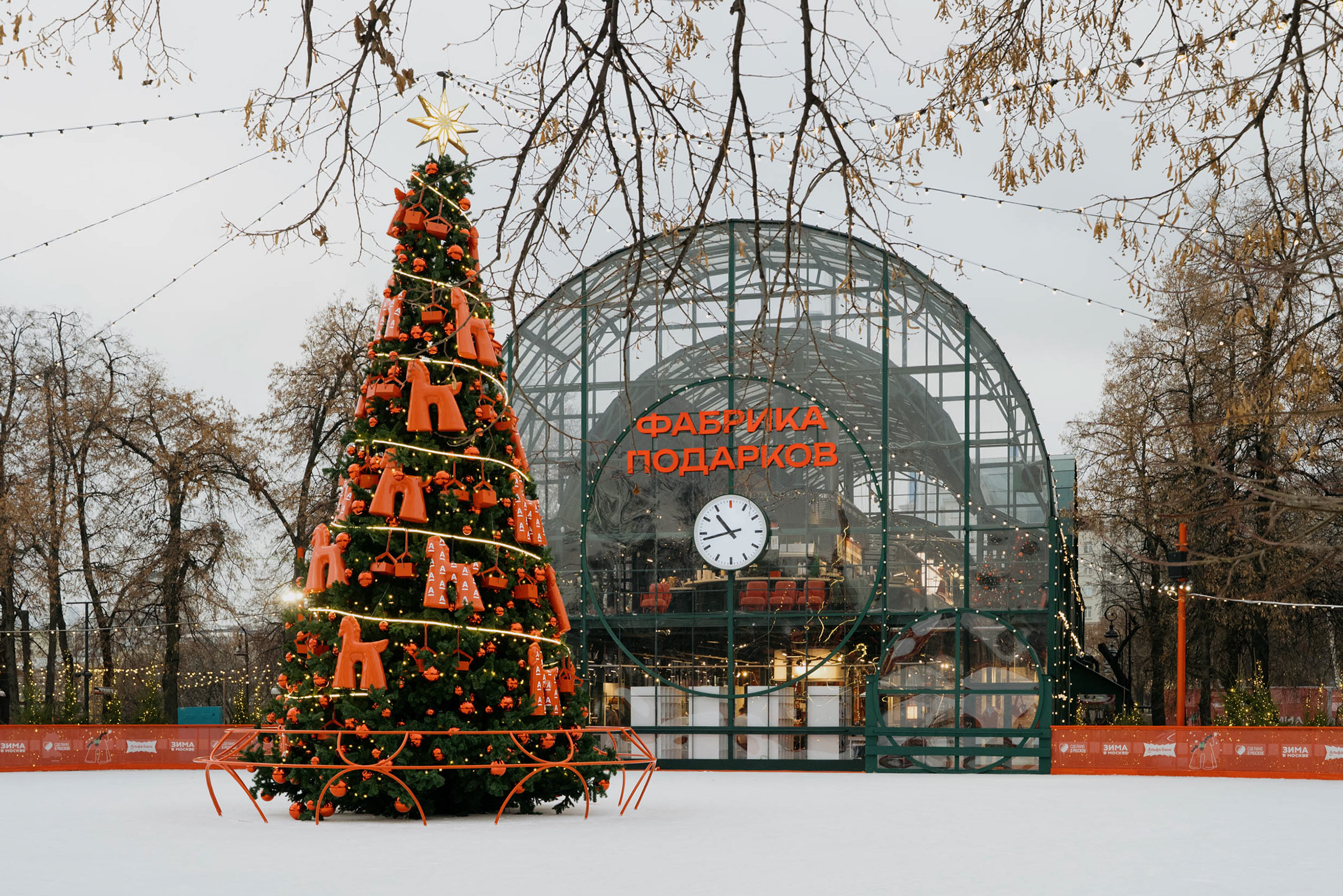 Главный павильон фестиваля похож на фабрику Вилли Вонки