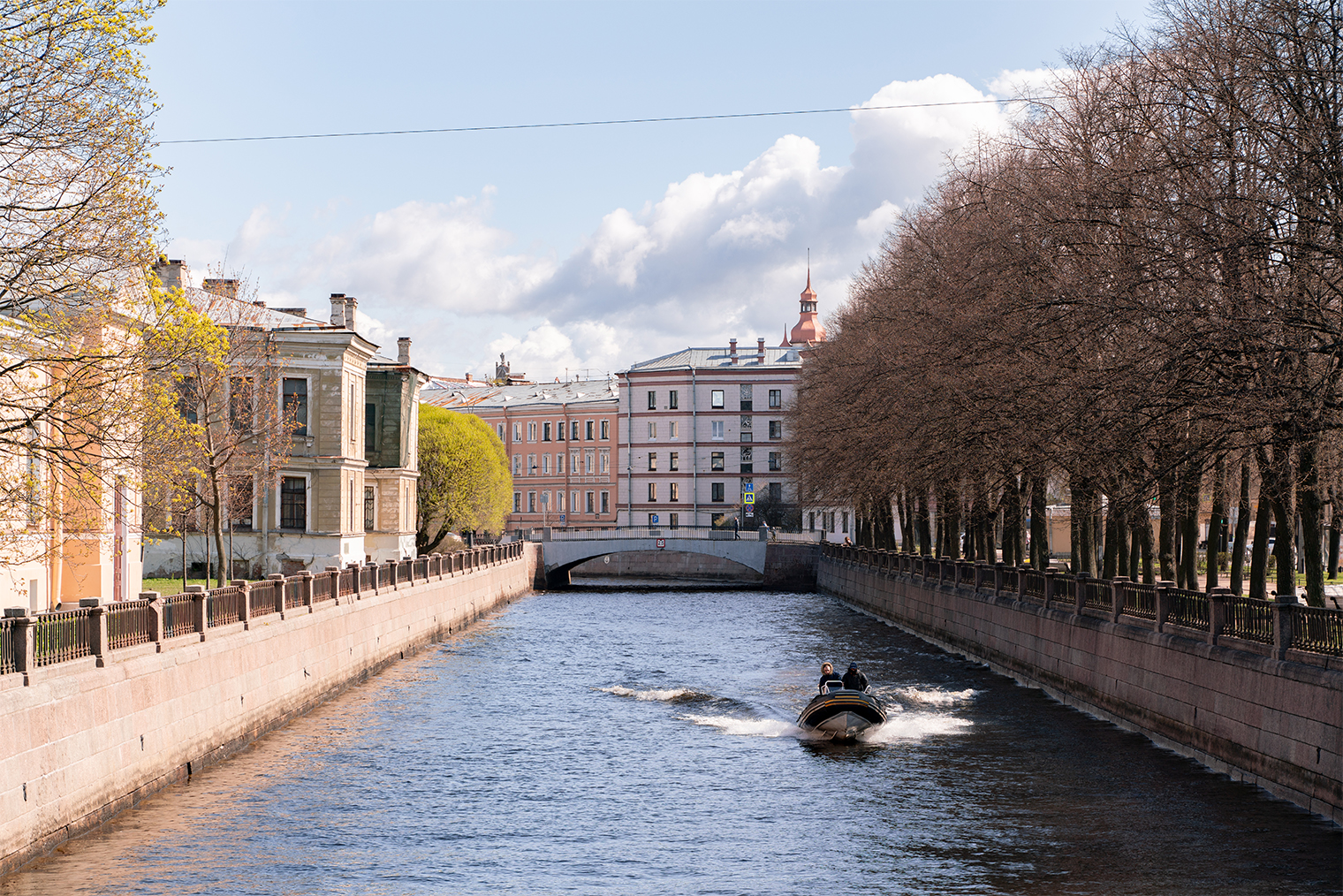 В Петербурге по рекам и каналам можно покататься на теплоходе с другими туристами, а можно арендовать катер только для вашей компании. © Виктор Юльев