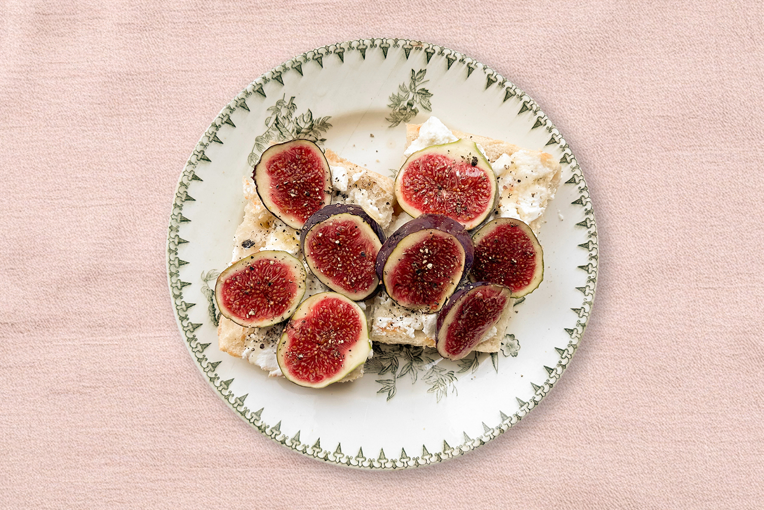 К тостам идеально подошли бы кусочки хамона или прошутто, но под рукой их не оказалось