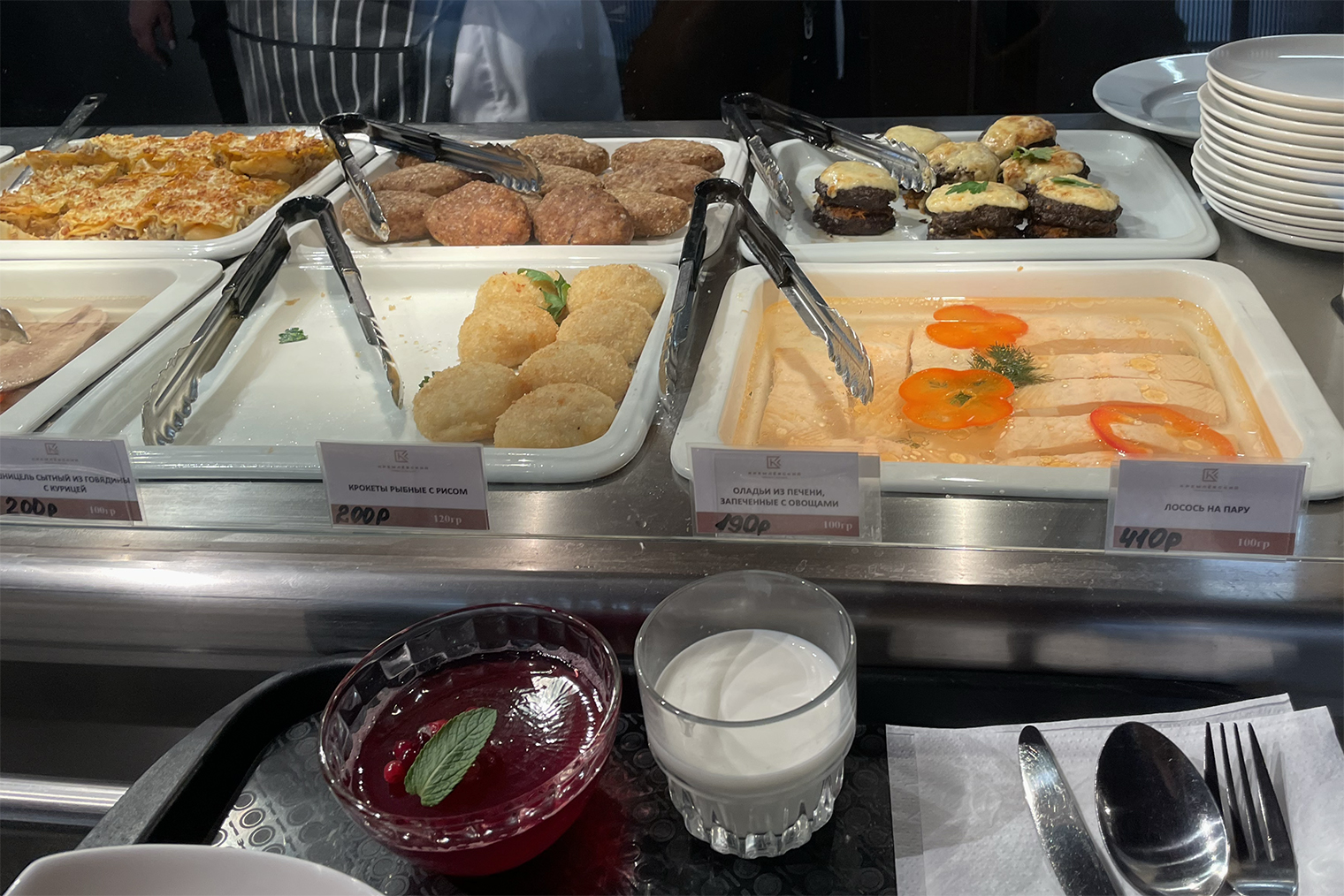 В «Кремлевском» линия раздачи как в обычной столовой, но среди блюд встречаются нетипичные для такого формата, например бутерброды с икрой или капустный салат с маринованным шафраном. © Мария Кузнецова