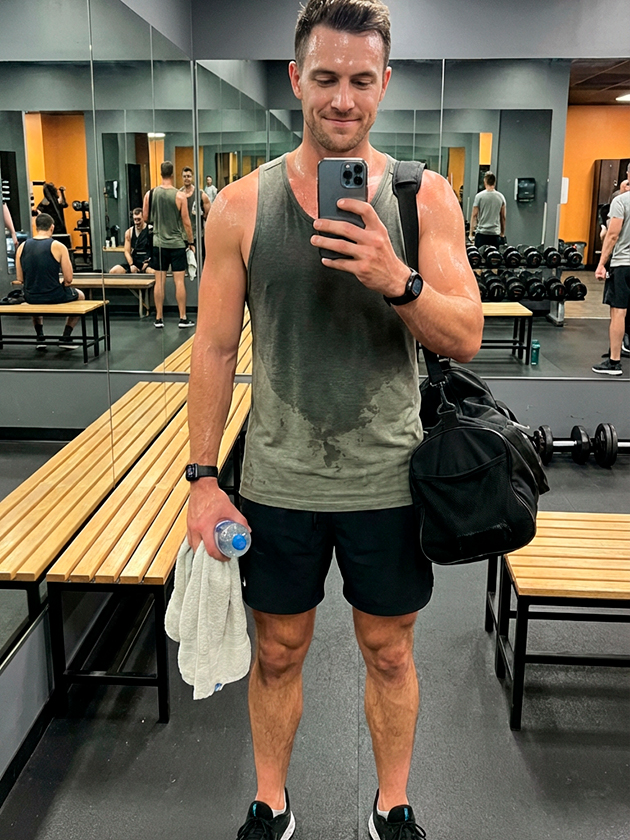 У Nano Banana Pro артефакты заметны только на фоне, если присматриваться к людям