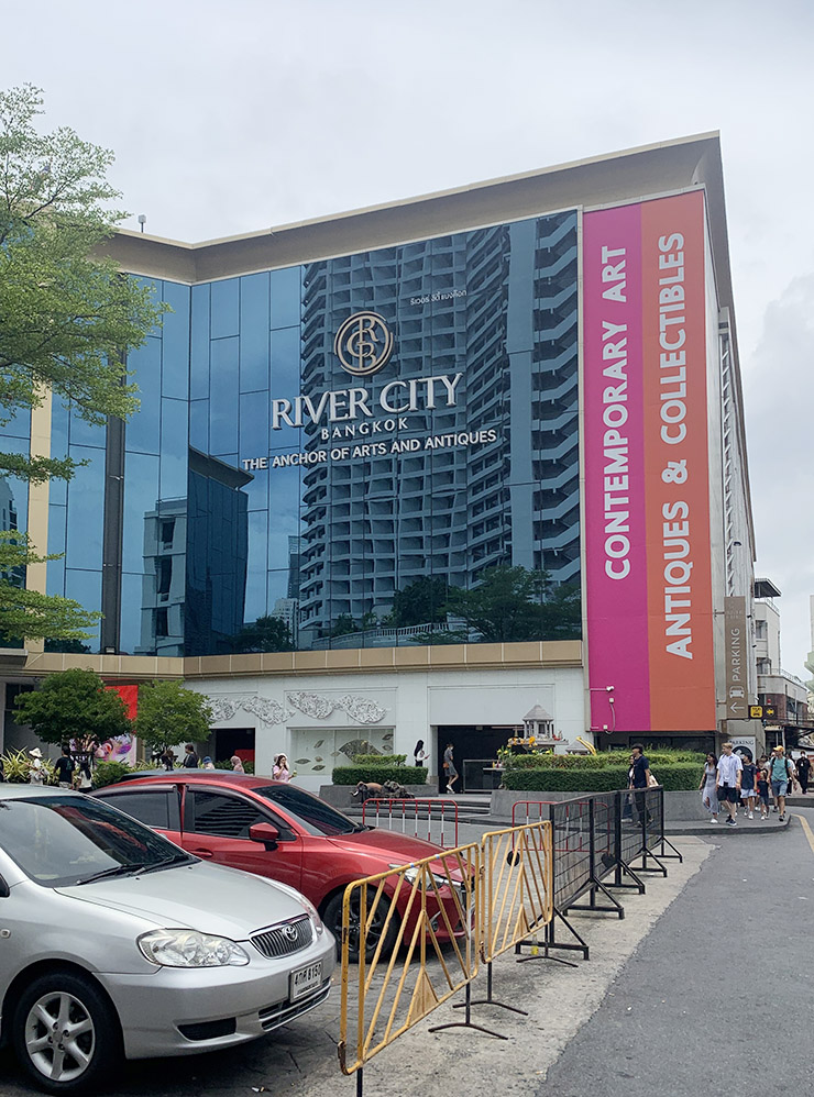 River City снаружи выглядит как ничем не примечательный торговый центр