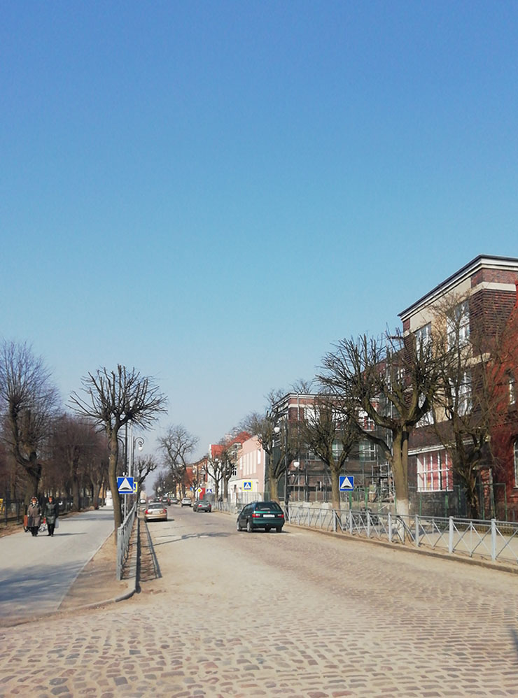 Центральная улица Черняховска покрыта брусчаткой, поэтому водители предпочитают сделать крюк, лишь бы не ехать по ней