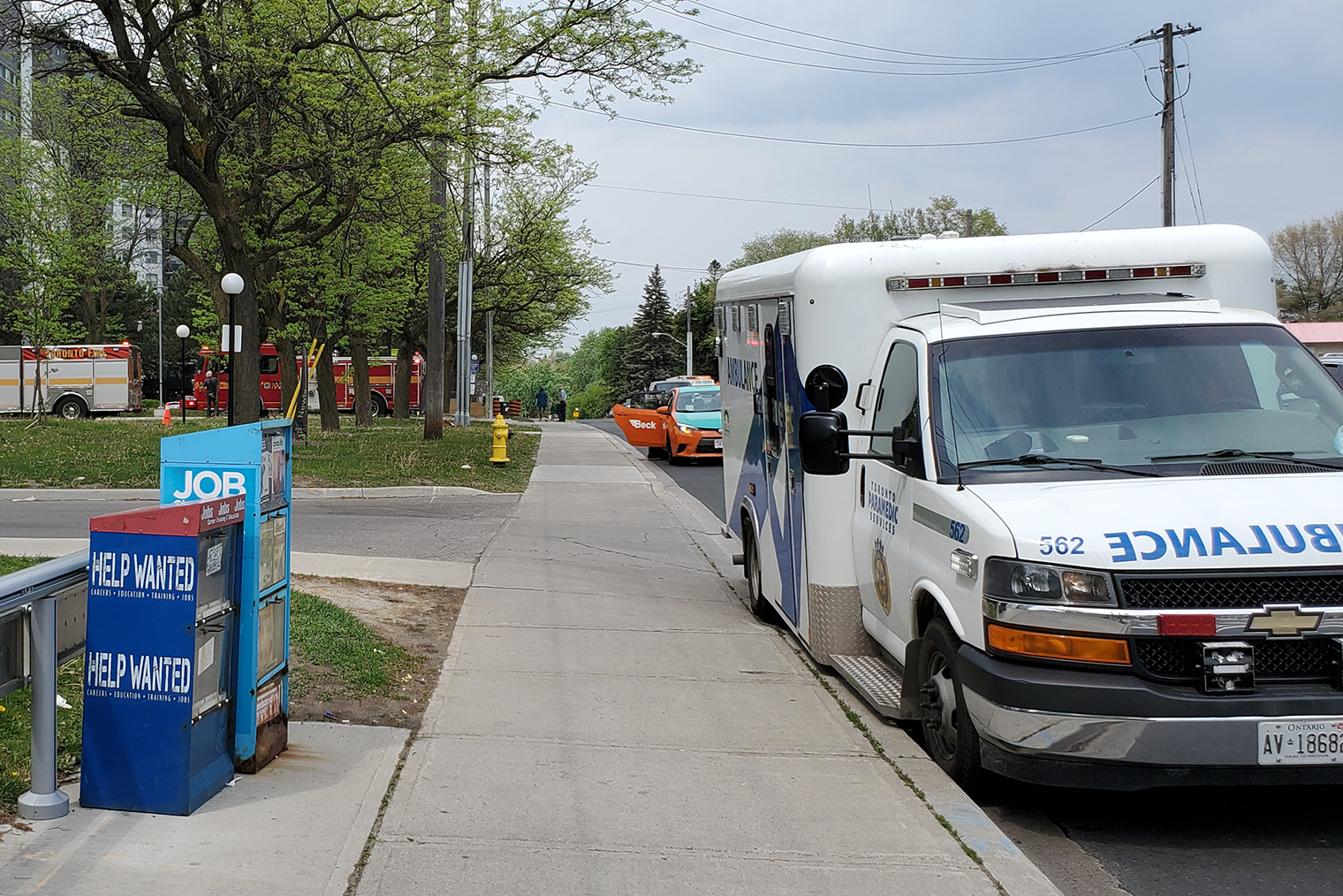 Машины скорой помощи и пожарные, приехавшие по вызову 911