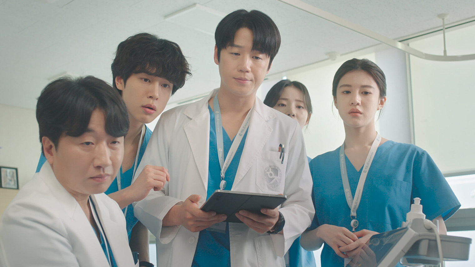 При трансляции финального эпизода «Ординаторская мудрость» стала лидером среди шоу на кабельных каналах страны. Дорама также выходила на Netflix, где на первой неделе вошла в топ-10 неанглоязычных проектов платформы. Кадр: MyShows.me