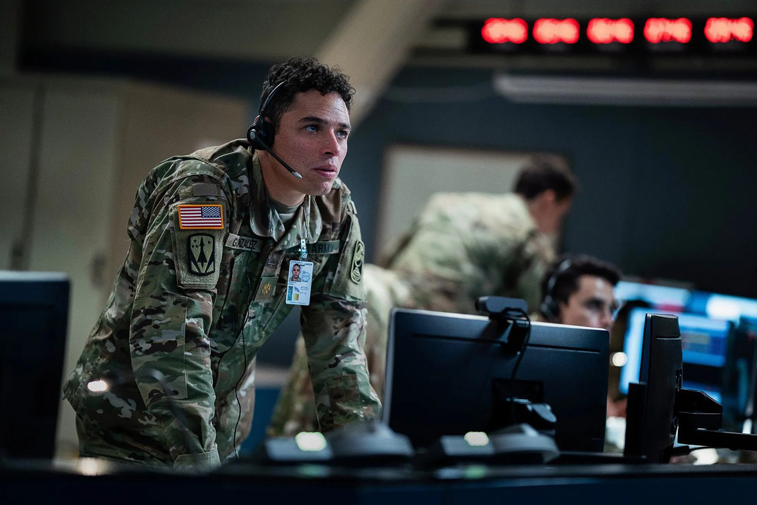 Почти весь фильм персонажи только и делают, что разговаривают по телефонам и правительственным «Скайпам». Кадр: Netflix