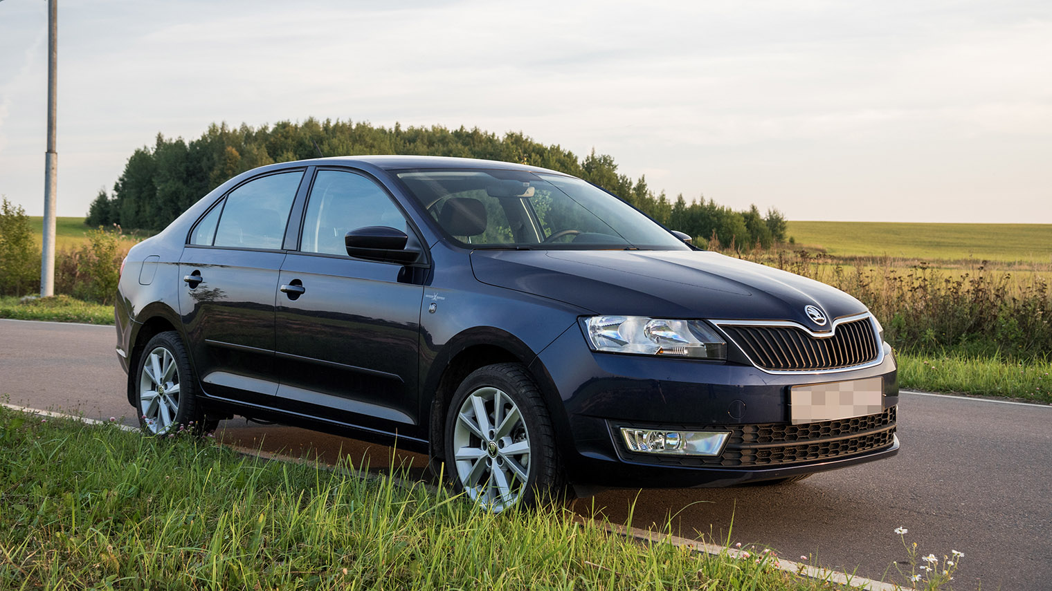 Лифтбэк Skoda Rapid — продуманная и хорошо оснащенная машина. Покупатели получали автомобиль, который по многим характеристикам не хуже европейских моделей C-класса. © Nikolai Denisov / Shutterstock / FOTODOM