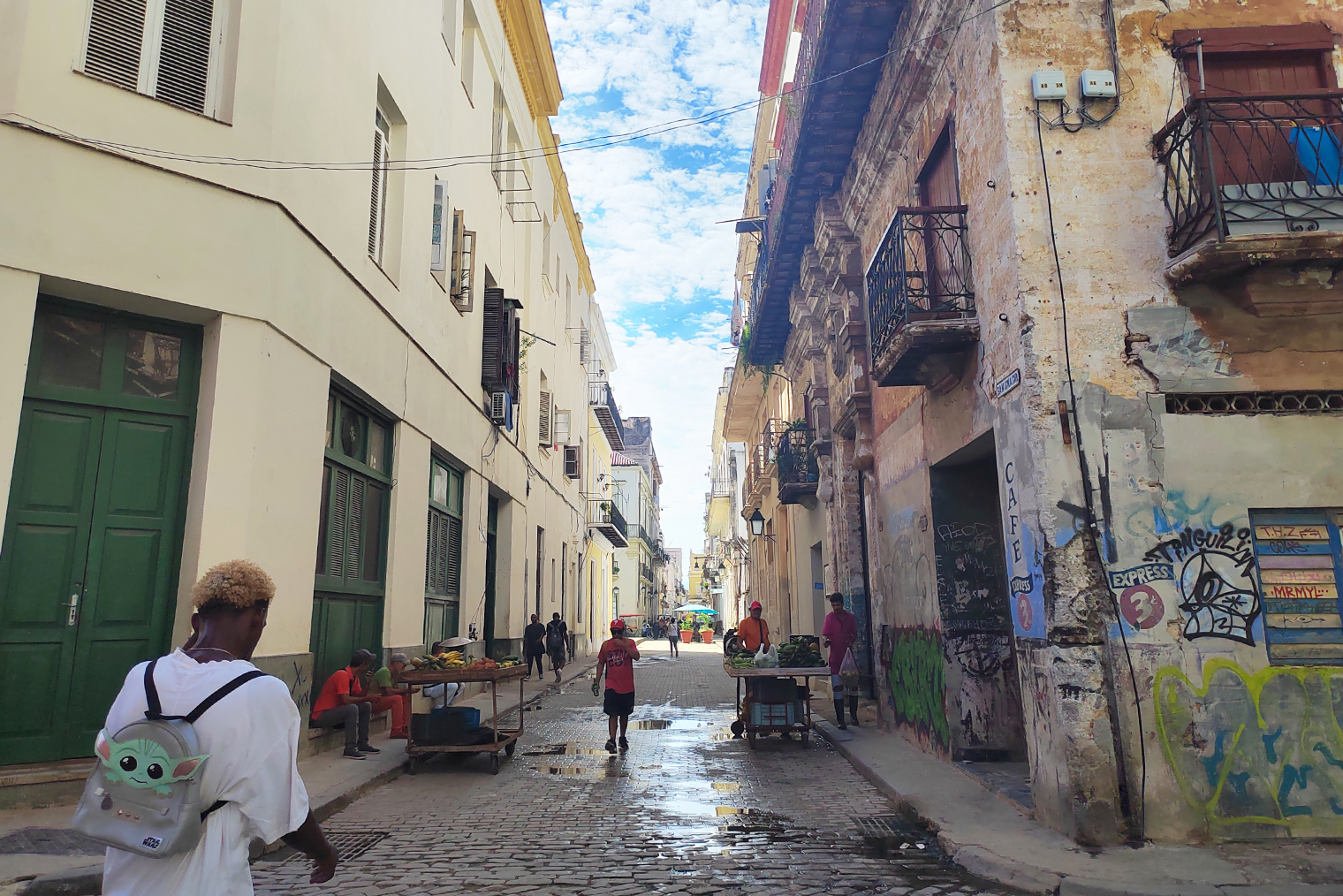 Местные жители могут подсказать, куда стоит идти, если вы ищете бар на вечер или просто гуляете по городу. К их советам стоит прислушиваться. Фотография: Дарина Устич