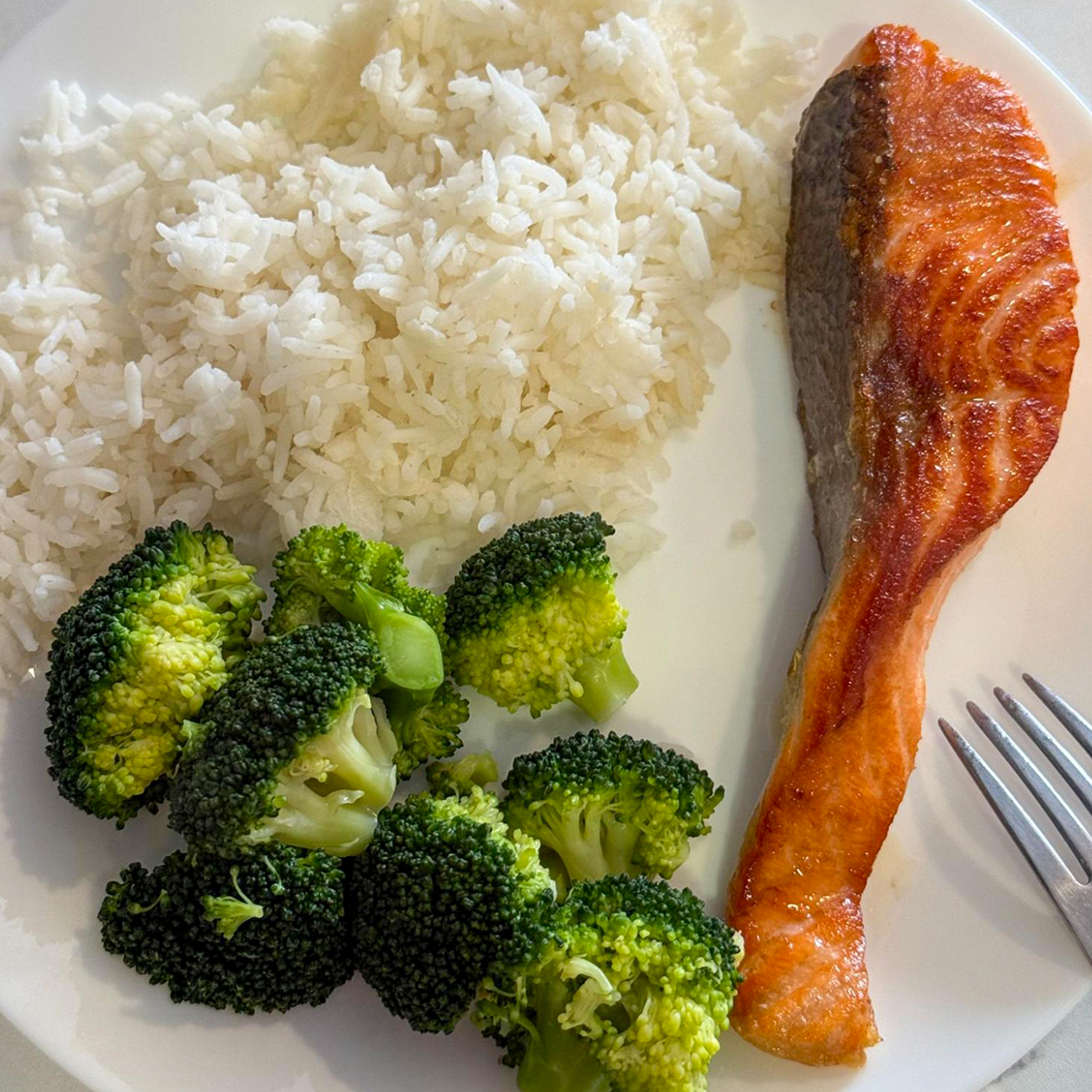 На ужин приготовила рыбу с рисом