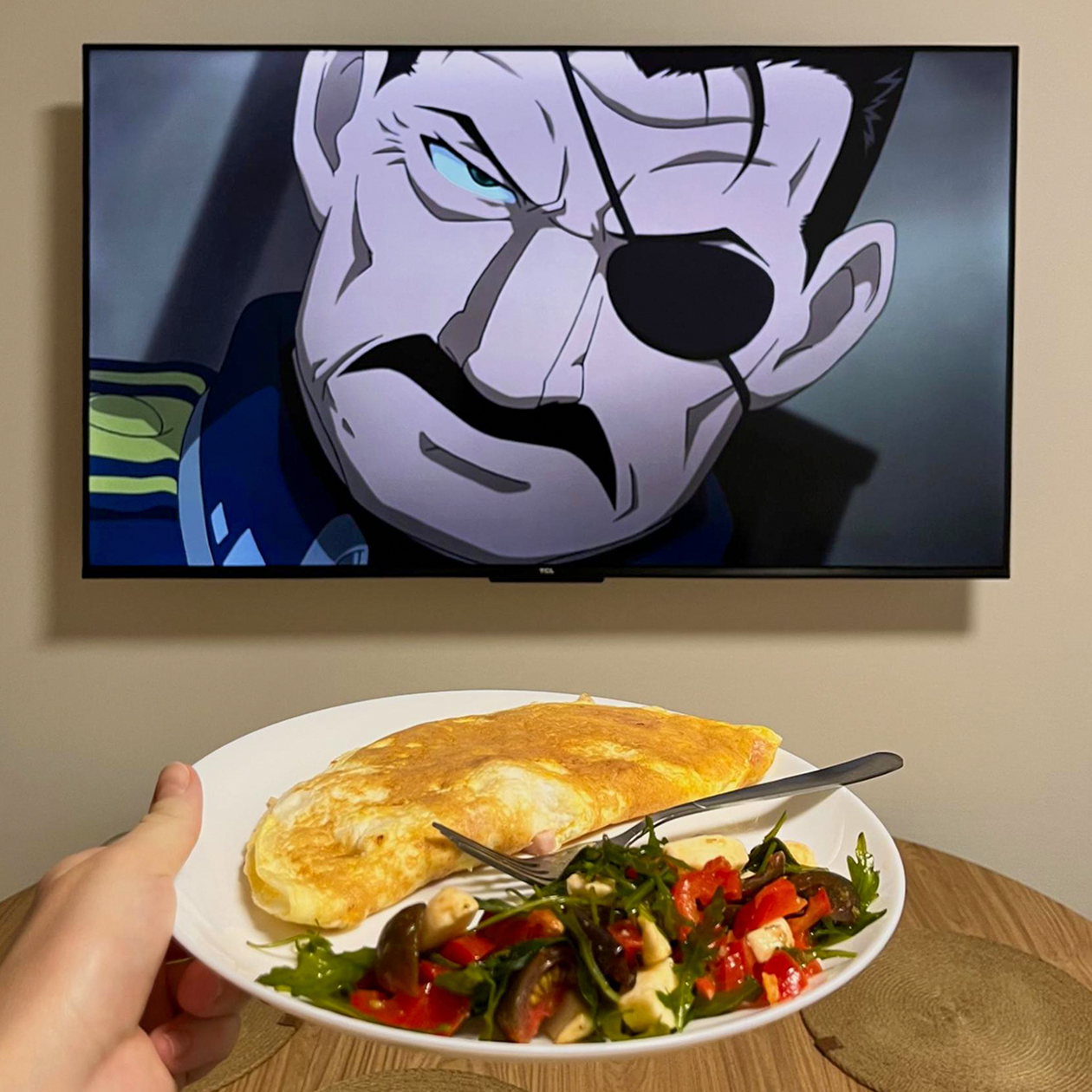 За завтраком снова смотрю «Стального алхимика»