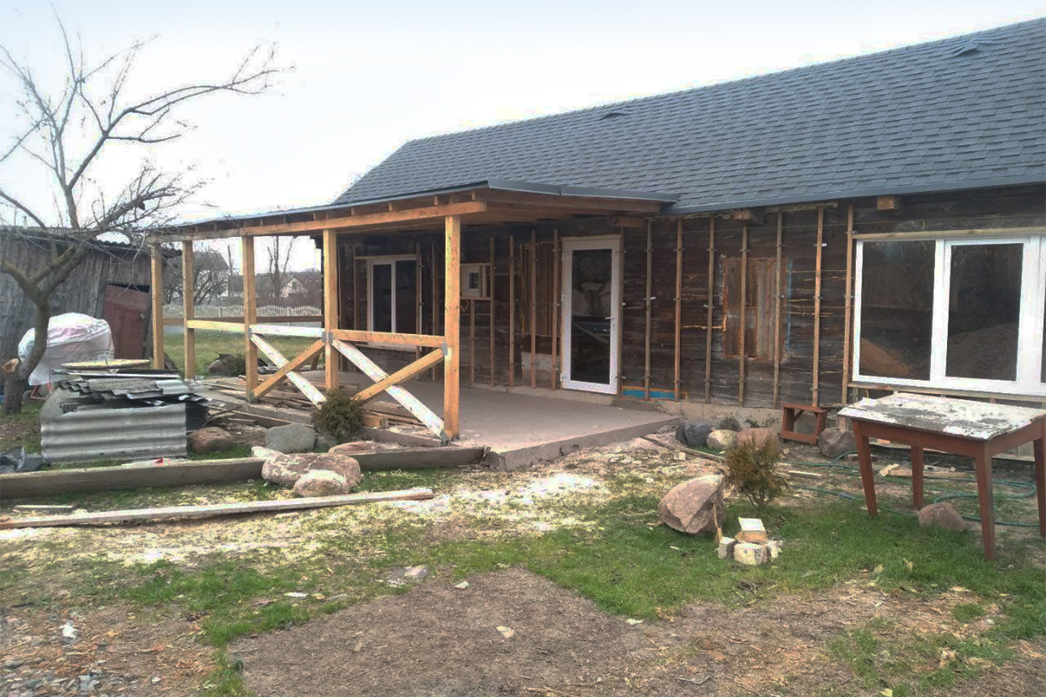 Чтобы вечером можно было посидеть на улице, мы решили пристроить террасу. Скат кровли делали наобум, и, как ни странно, все получилось хорошо: зимой снег не копится