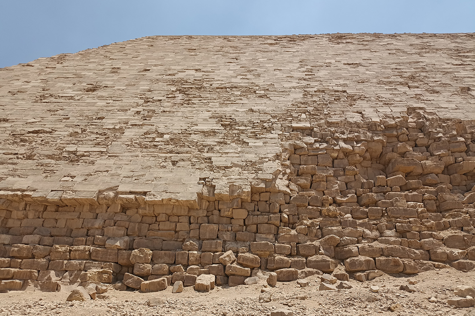 У Ломаной пирамиды видно и кладку, и облицовку