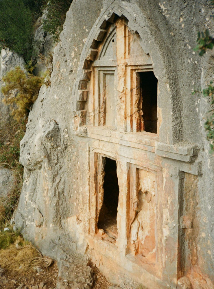 Крыша скальной гробницы у подножия Спящего Гиганта украшена выступающими геометрическими элементами