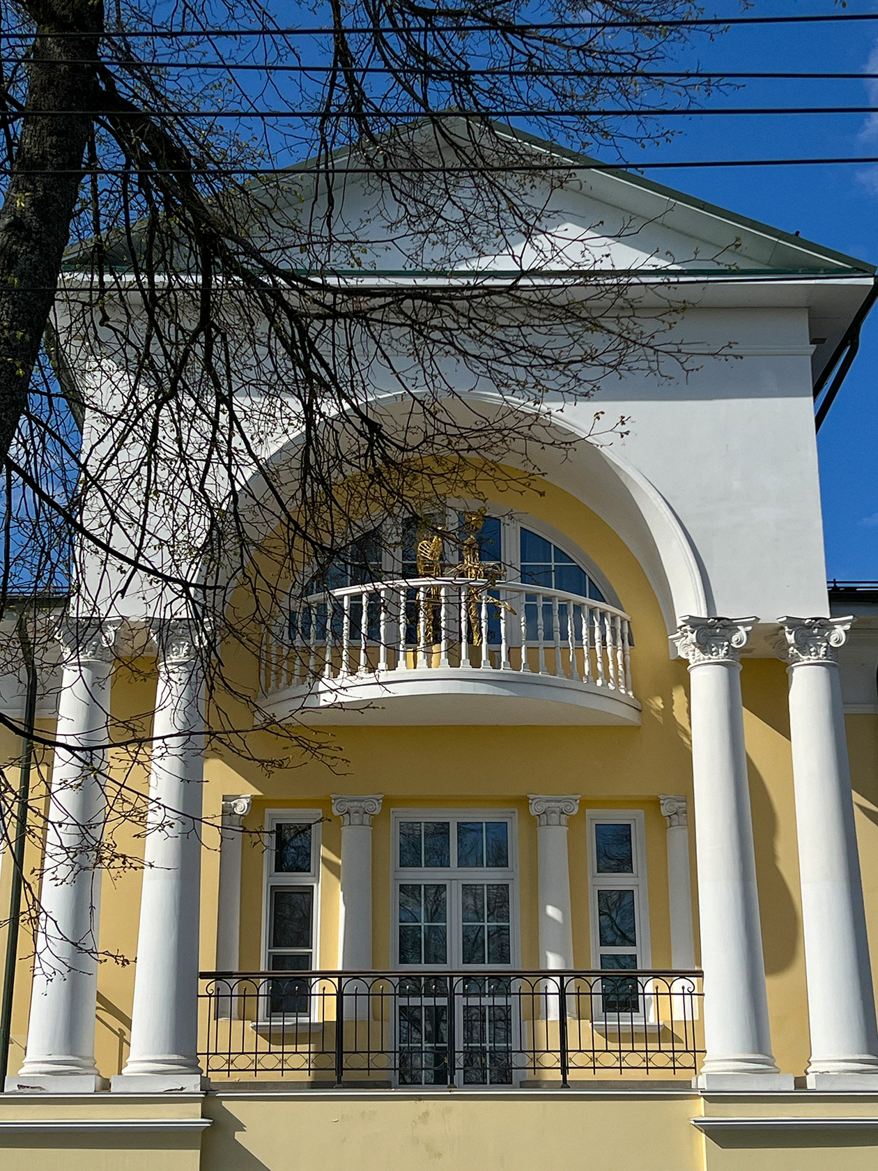 Всегда с интересом разглядываю здание музея, когда прохожу мимо