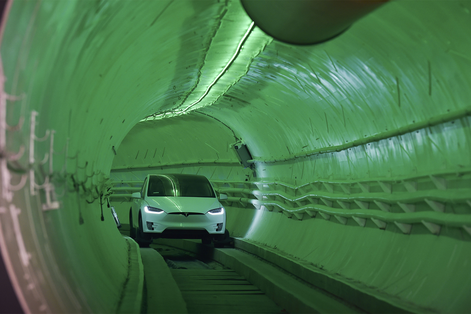 Тоннели Boring Company должны избавить автомобилистов от стояния в городских пробках. На фото — испытательный тоннель в Калифорнии, в который Маск вложил 40 млн долларов из собственных накоплений. © Pool / Getty Images