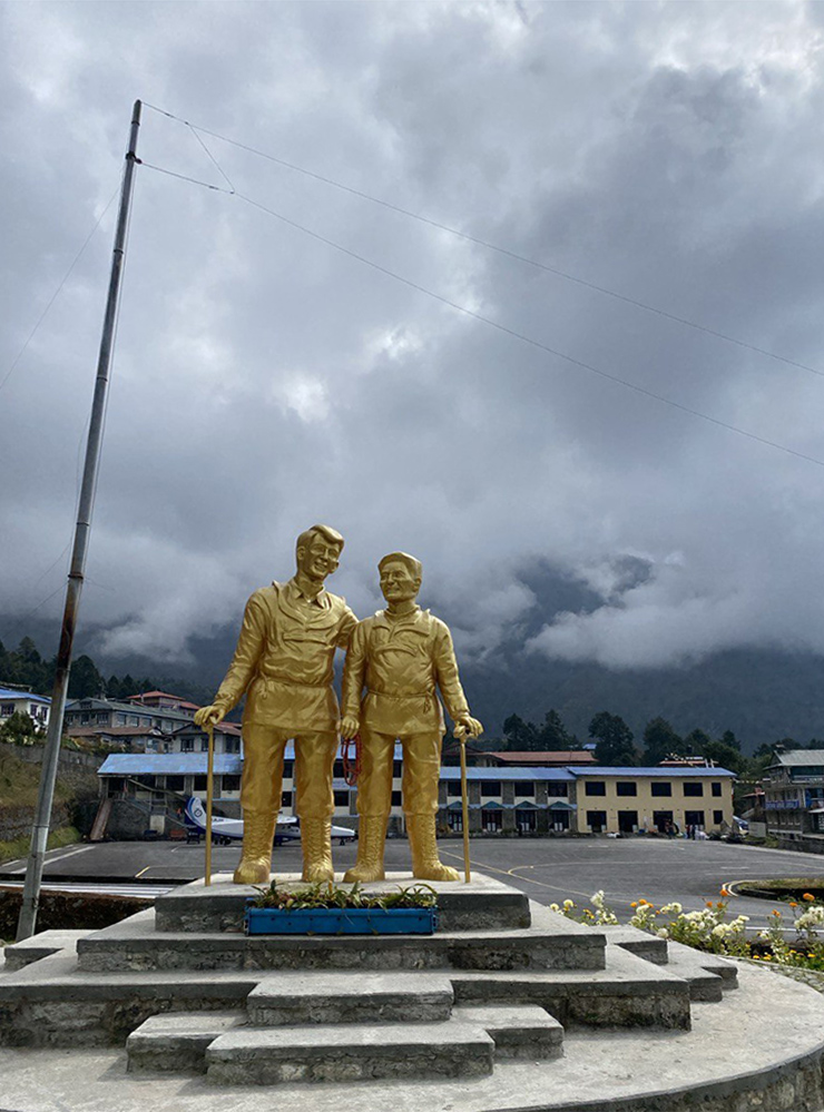 В аэропорту стоит памятник первым восходителям на Эверест Эдмунду Хиллари и Тенцингу Норгею