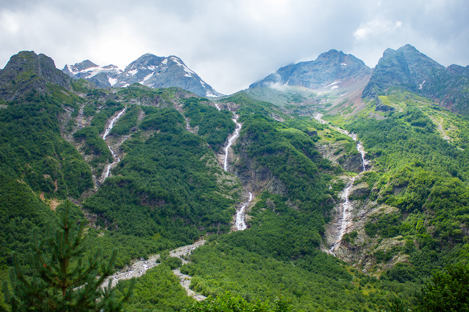 Водопады Три Сестры превосходят по высоте знаменитый африканский водопад Виктория, но они не такие мощные и эффектные — их струи узкие