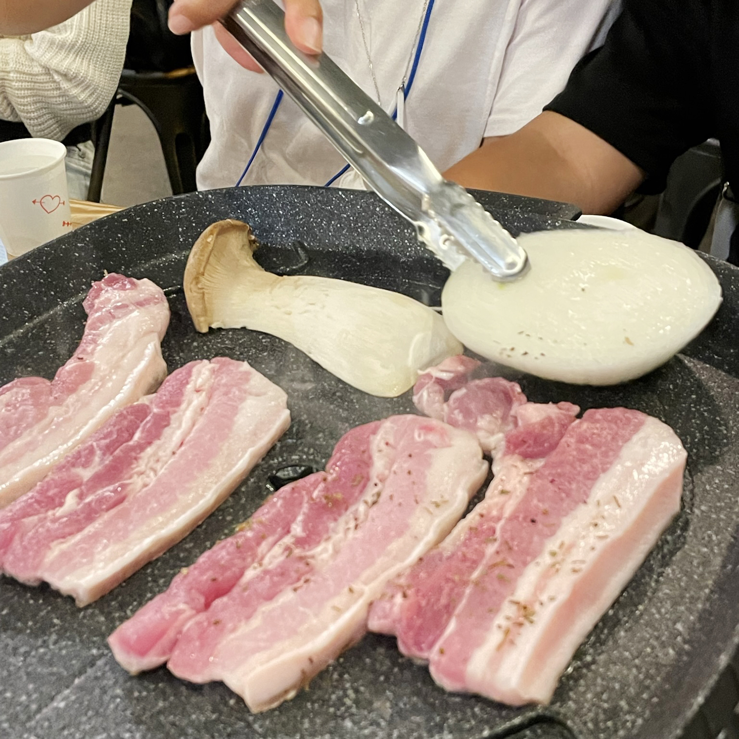 В некоторых заведениях мясо для гостей обжаривают официанты, но обычно все-таки сами посетители. Многих удивляет, что платишь деньги, а тебя еще и готовить заставляют
