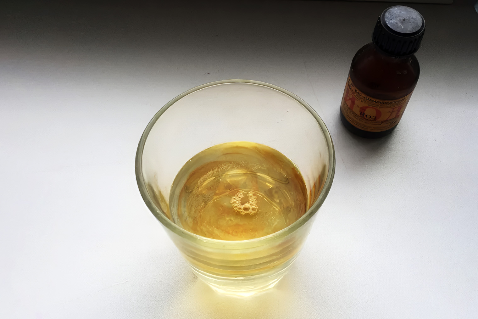 Если в разбавленный мед не подмешивали крахмал или муку, йод сохранит свой цвет