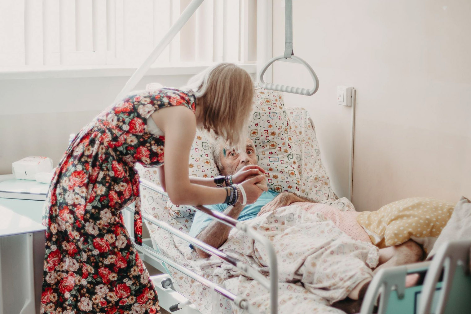 Задача координатора — решать запросы пациента и налаживать коммуникацию между ним, его семьей и медиками