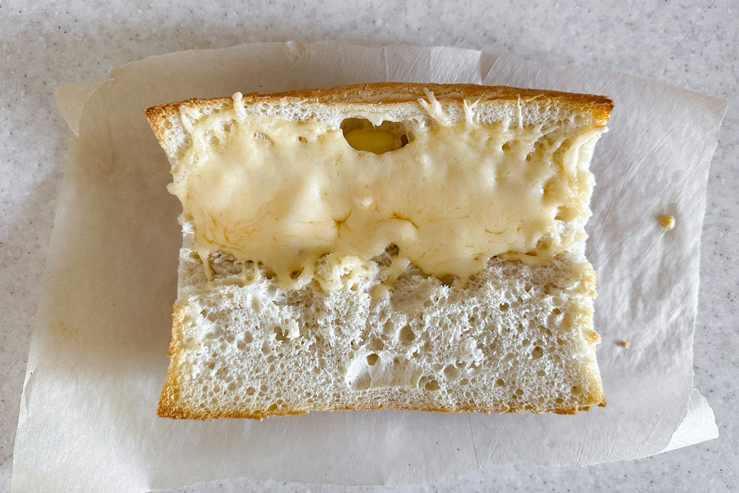 Не прорезайте багет до конца — так сэндвич будет удобнее есть