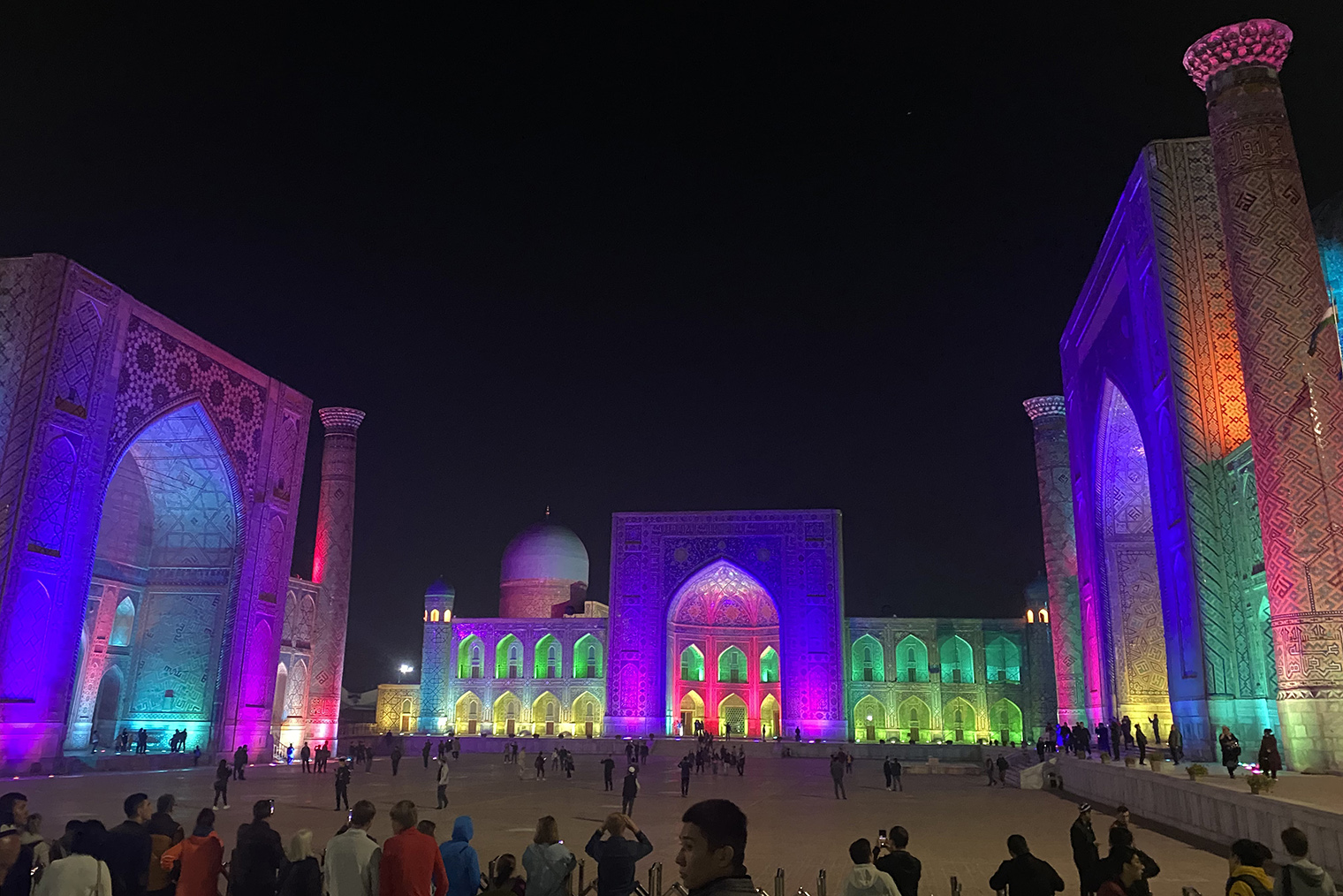 Вечером на площади Регистан включают разноцветную подсветку и национальную музыку. Шоу начинается в 20:00, его видно со смотровой площадки. Билеты покупать не нужно